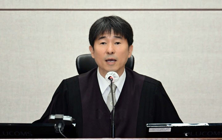 지난해 서울중앙지방법원 근무 당시 열린 윤석열 전 대통령 내란 우두머리 혐의 형사재판에서 발언하는 지귀연 부장판사. (사진=공동취재단)
