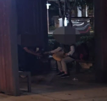 서울경찰청 지하철경찰대가 지난달 8일 노상에서 확보한 피의자들의 거래 장면 (사진=서울경찰청 지하철경찰대)