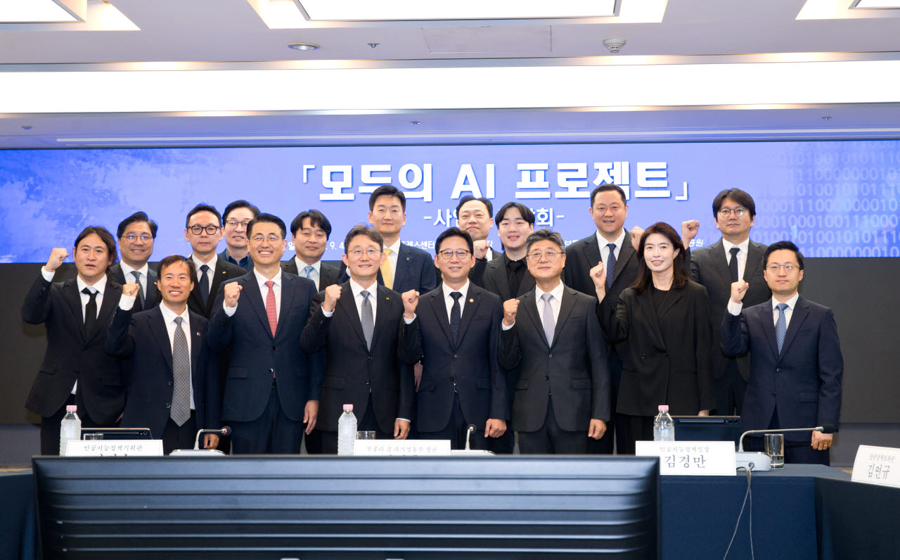 4일 오전 한국프레스센터에서 열린 '모두의 AI 프로젝트 사업자 간담회' 에서 기념촬영을 하고 있다. 앞줄 왼쪽부터 백준호 퓨리오사AI 대표, 김성훈 업스테이지 대표, 이경일 솔트룩스 대표, 박윤영 KT 대표, 배경훈 부총리, 정재헌 SK텔레콤 대표, 정신아 카카오 대표, 김지훈 SK텔레콤 본부장. (사진=과기정통부)