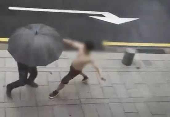 지난 1일 오전 10시께 서울 종로구 수송동에서 20대 남성이 출동한 경찰관에게 폭력을 가하고 있다. (사진=MBC 보도 캡처)