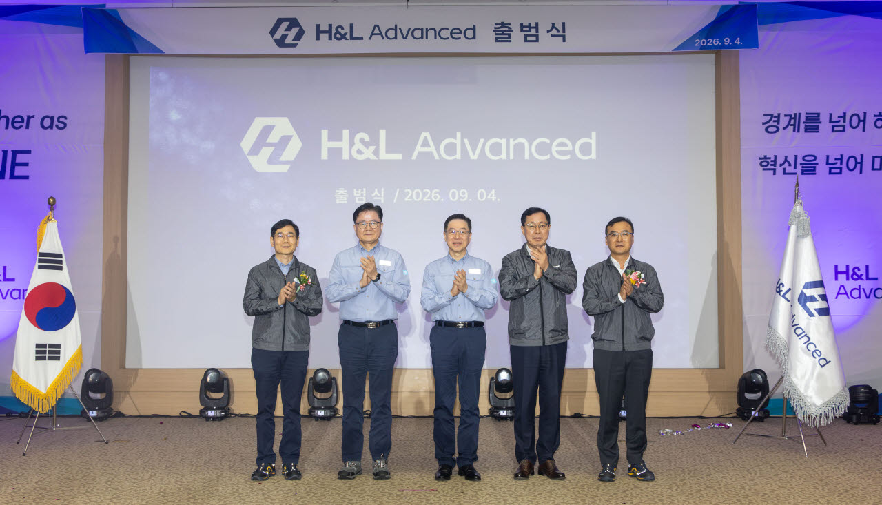4일 충남 서산 대산석유산업단지에서 열린 H&L 어드밴스드(Advanced) 공식 출범식에서 조남수(왼쪽부터) H&L 어드밴스드 공동대표, 정임주 HD현대오일뱅크 대표, 송명준 HD현대오일뱅크 대표, 이영준 롯데그룹 화학군 총괄대표, 천양식 H&L 어드밴스드 공동대표가 기념 촬영을 하고 있다.(사진=HD현대 제공)