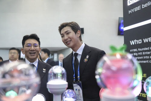 방시혁 하이브 의장(왼쪽)과 BTS RM(사진= 연합뉴스)
