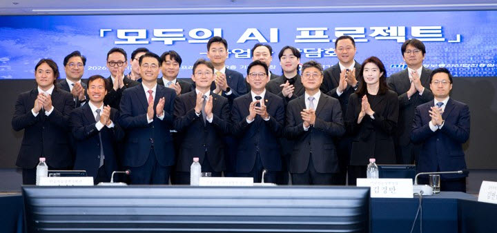 4일 서울 중구 한국프레스센터에서 열린 '모두의 AI 프로젝트 사업자 간담회'에 참석, 관계자들과 기념 촬영하고 있다. 앞줄 왼쪽부터 백준호 퓨리오사AI 대표, 김성훈 업스테이지 대표, 이경일 솔트룩스 대표, 박윤영 KT 대표, 배경훈 부총리, 정재헌 SK텔레콤 대표, 정신아 카카오 대표, 김지훈 SK텔레콤 본부장. (사진=과학기술정보통신부)