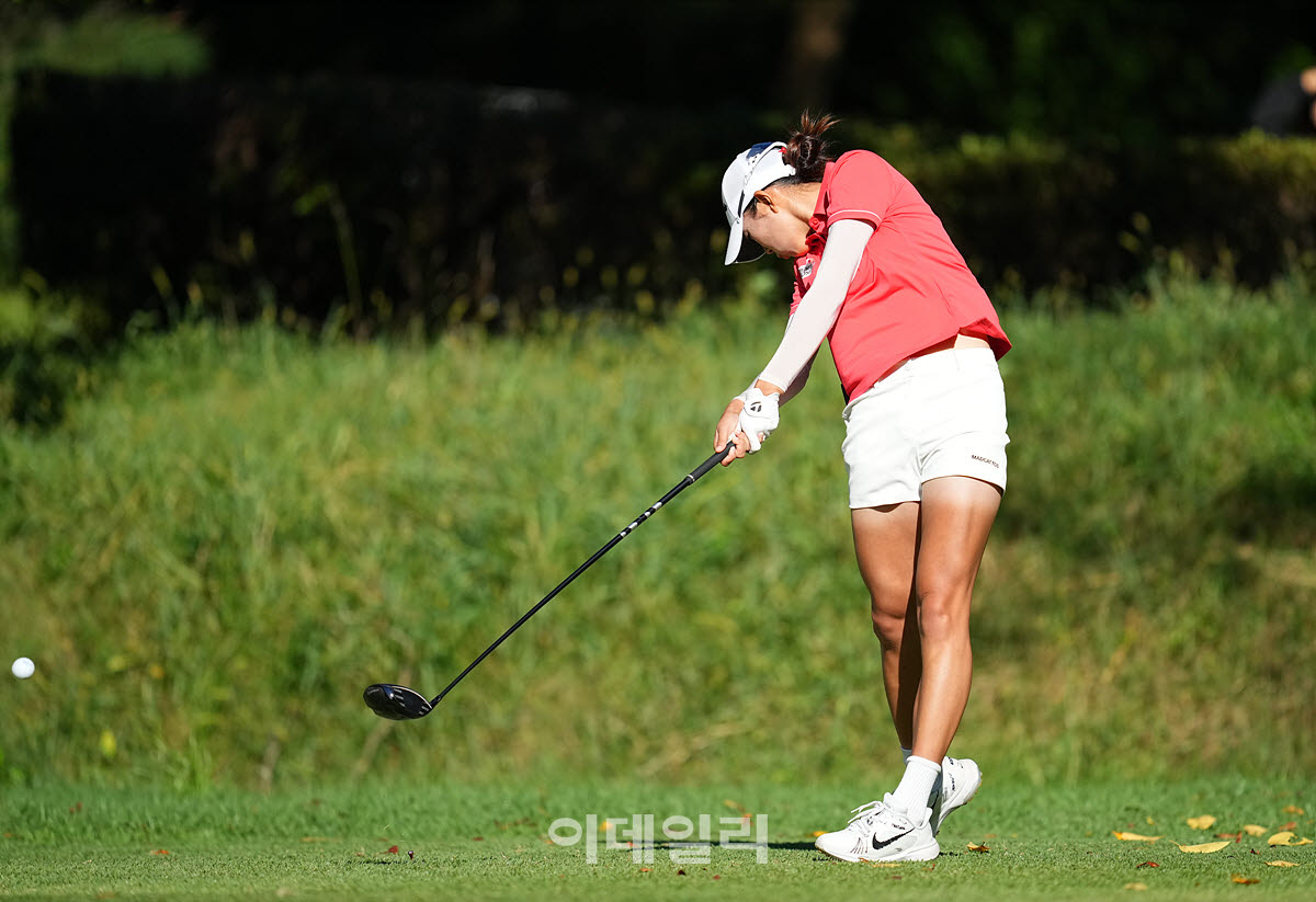 [이데일리 골프IN(유성)=조원범 기자]대전 유성CC에서 열린 '강민구배 제50회 한국여자아마추어골프선수권대회'최종라운드가 열린가운데 아마추어 김서아가 1번홀에서 경기를 치르고 있다.