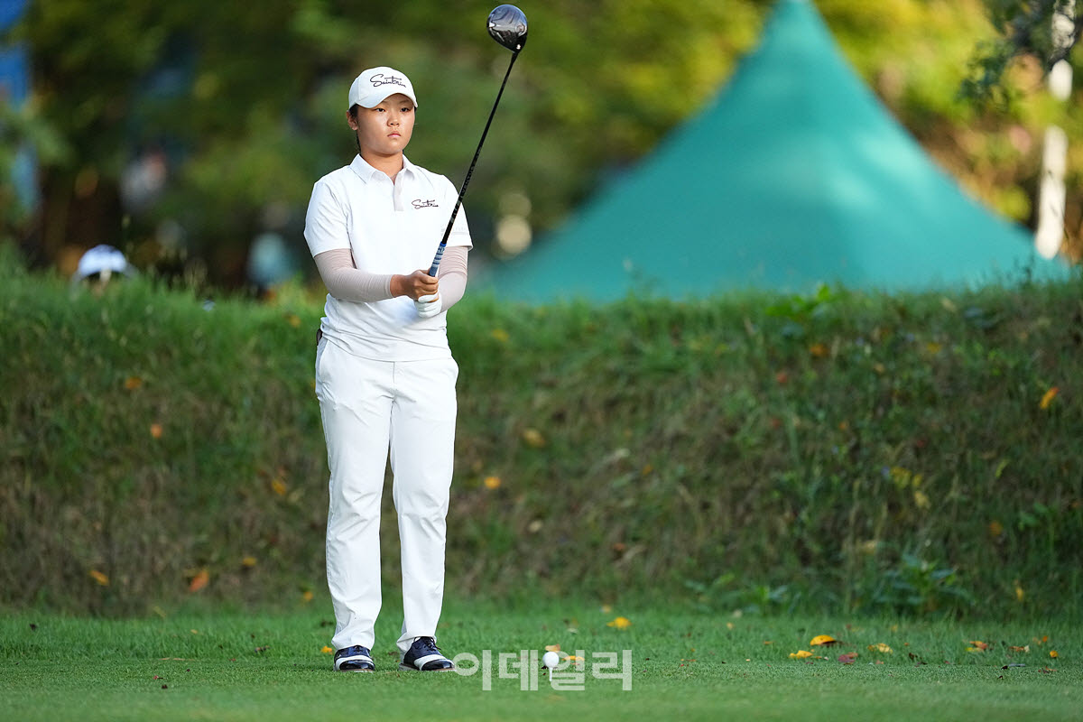 [이데일리 골프IN(유성)=조원범 기자]대전 유성CC에서 열린 '강민구배 제50회 한국여자아마추어골프선수권대회'최종라운드가 열린가운데 아마추어 아마추어 송가은(동아중)이 1번홀에서 경기를 치르고 있다.