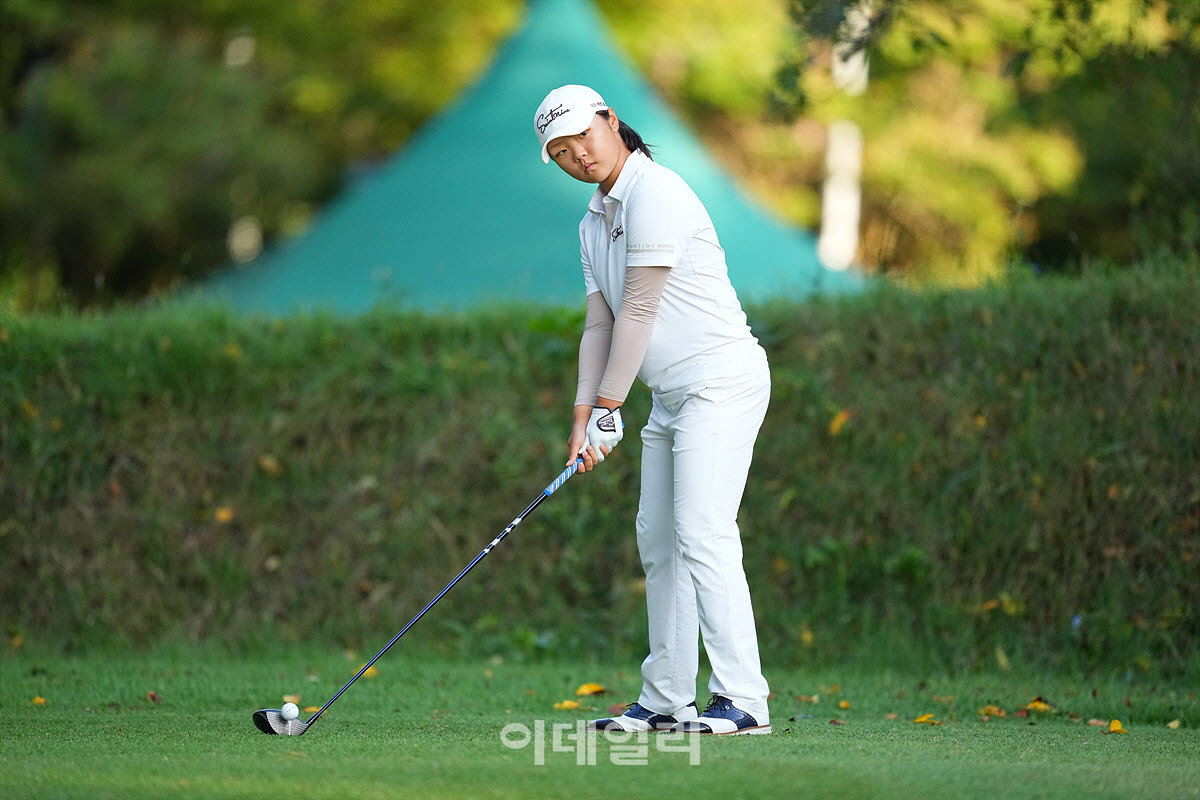 [이데일리 골프IN(유성)=조원범 기자]대전 유성CC에서 열린 '강민구배 제50회 한국여자아마추어골프선수권대회'최종라운드가 열린가운데 아마추어 아마추어 송가은(동아중)이 1번홀에서 경기를 치르고 있다.