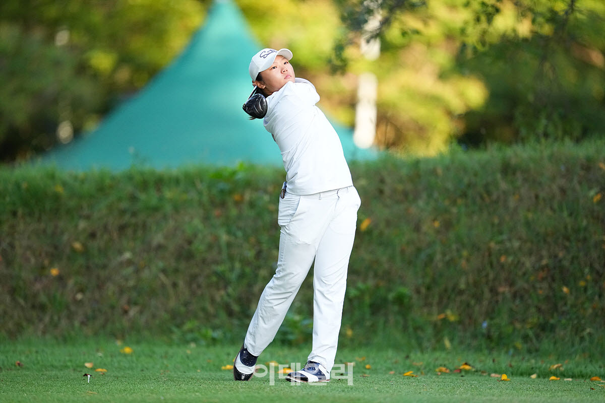 [이데일리 골프IN(유성)=조원범 기자]대전 유성CC에서 열린 '강민구배 제50회 한국여자아마추어골프선수권대회'최종라운드가 열린가운데 아마추어 아마추어 송가은(동아중)이 1번홀에서 경기를 치르고 있다.