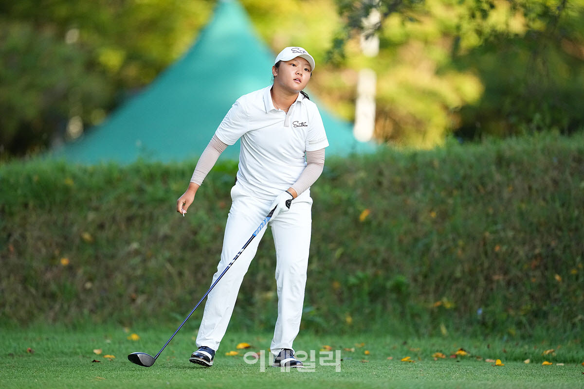 [이데일리 골프IN(유성)=조원범 기자]대전 유성CC에서 열린 '강민구배 제50회 한국여자아마추어골프선수권대회'최종라운드가 열린가운데 아마추어 아마추어 송가은(동아중)이 1번홀에서 경기를 치르고 있다.