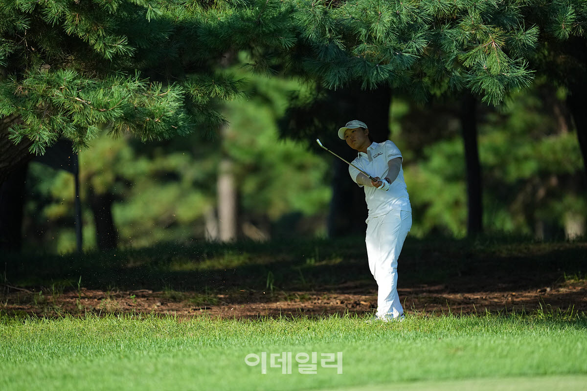 [이데일리 골프IN(유성)=조원범 기자]대전 유성CC에서 열린 '강민구배 제50회 한국여자아마추어골프선수권대회'최종라운드가 열린가운데 아마추어 아마추어 송가은(동아중)이 1번홀에서 경기를 치르고 있다.