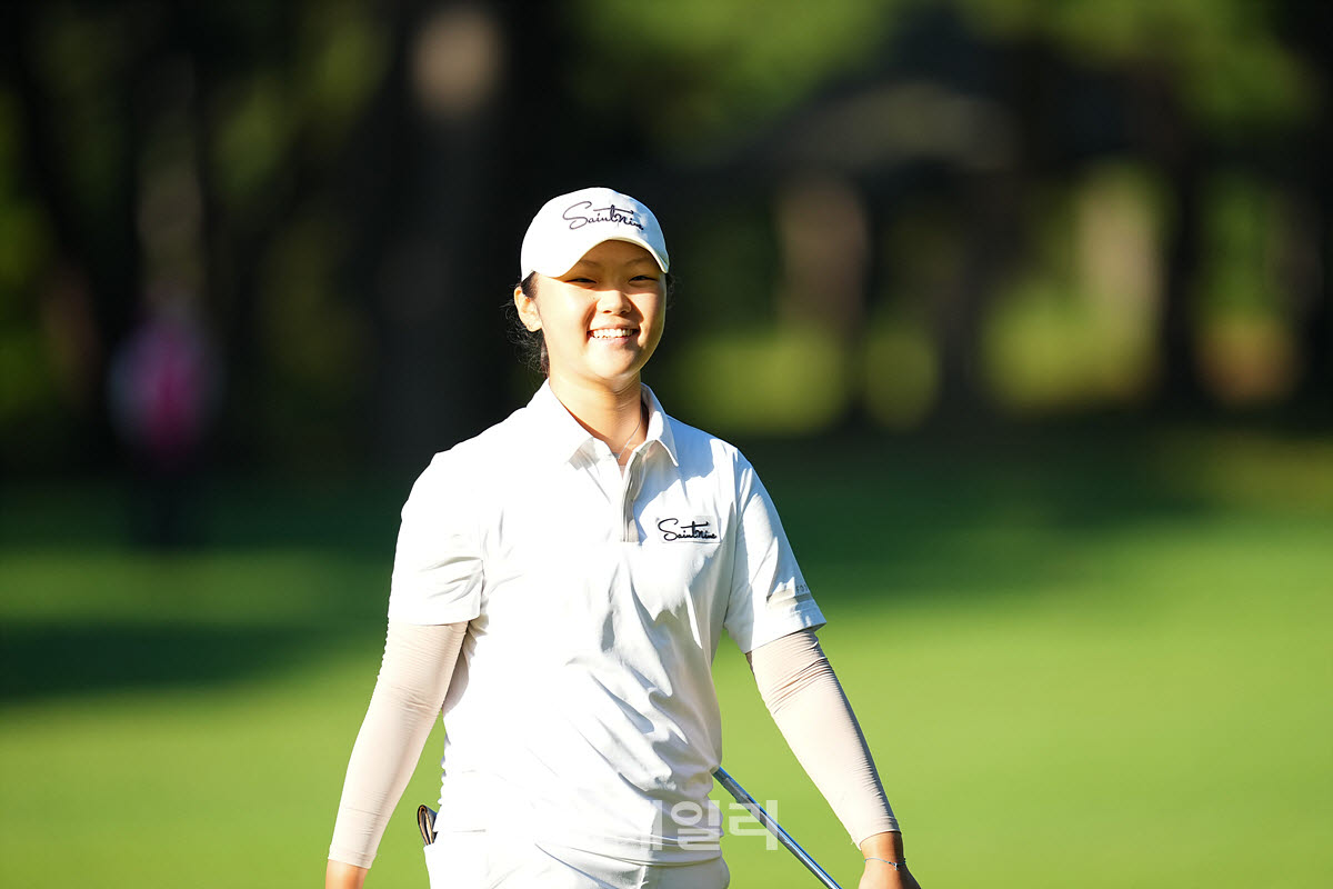 [이데일리 골프IN(유성)=조원범 기자]대전 유성CC에서 열린 '강민구배 제50회 한국여자아마추어골프선수권대회'최종라운드가 열린가운데 아마추어 아마추어 송가은(동아중)이 1번홀에서 경기를 치르고 있다.