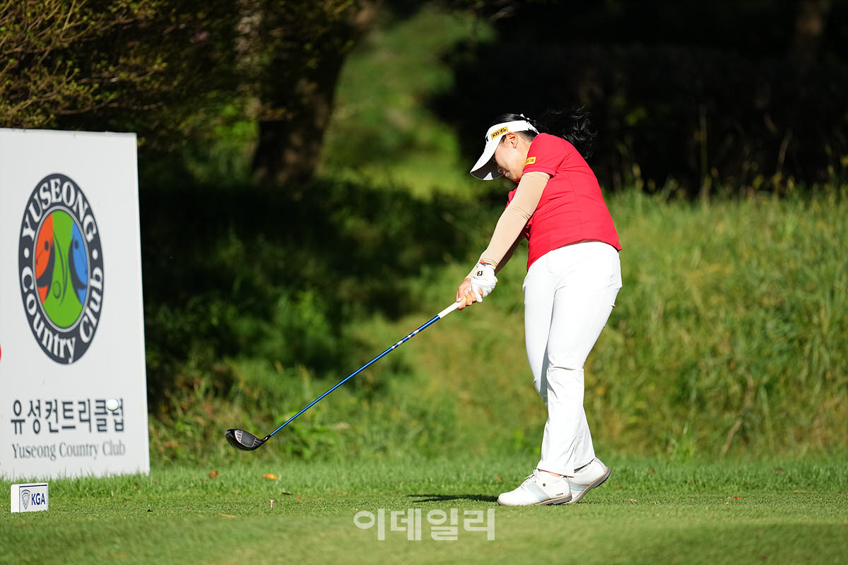 [이데일리 골프IN(유성)=조원범 기자]대전 유성CC에서 열린 '강민구배 제50회 한국여자아마추어골프선수권대회'최종라운드가 열린가운데 국가대표 윤규리가 1번홀에서 경기를 치르고 있다.