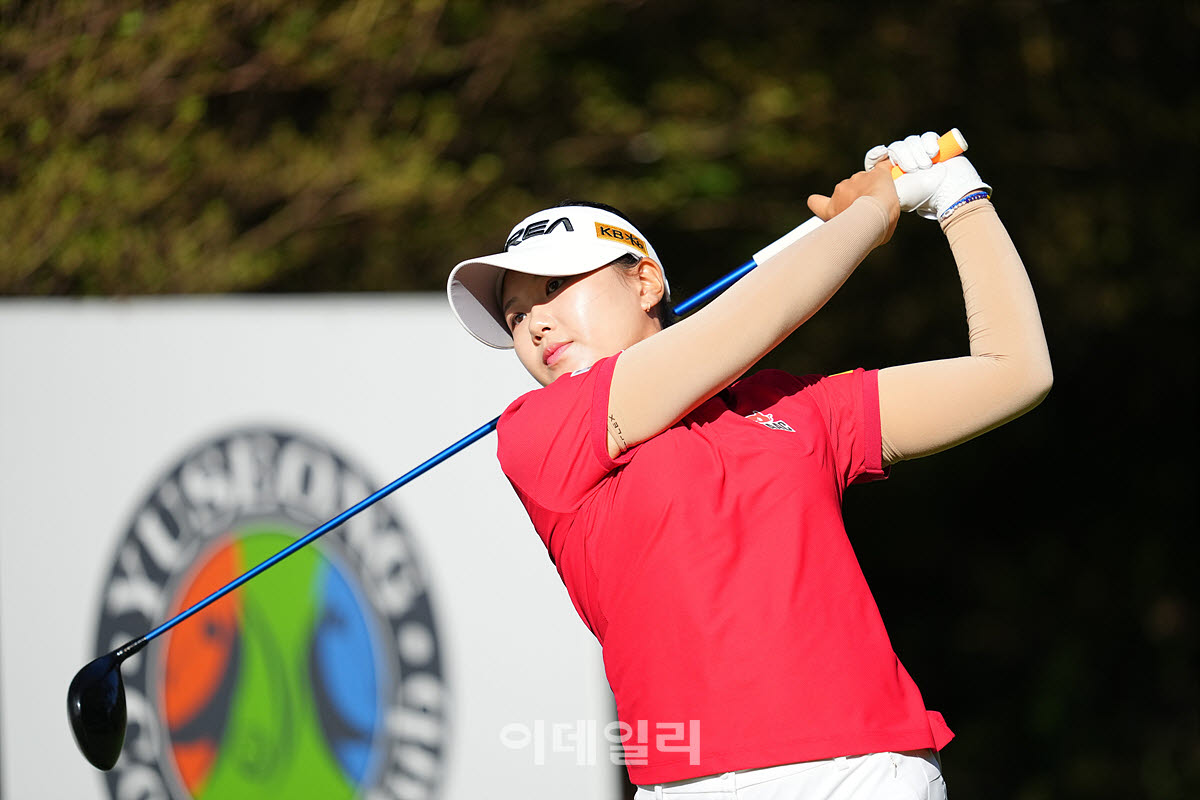 [이데일리 골프IN(유성)=조원범 기자]대전 유성CC에서 열린 '강민구배 제50회 한국여자아마추어골프선수권대회'최종라운드가 열린가운데 국가대표 윤규리가 31번홀에서 경기를 치르고 있다.