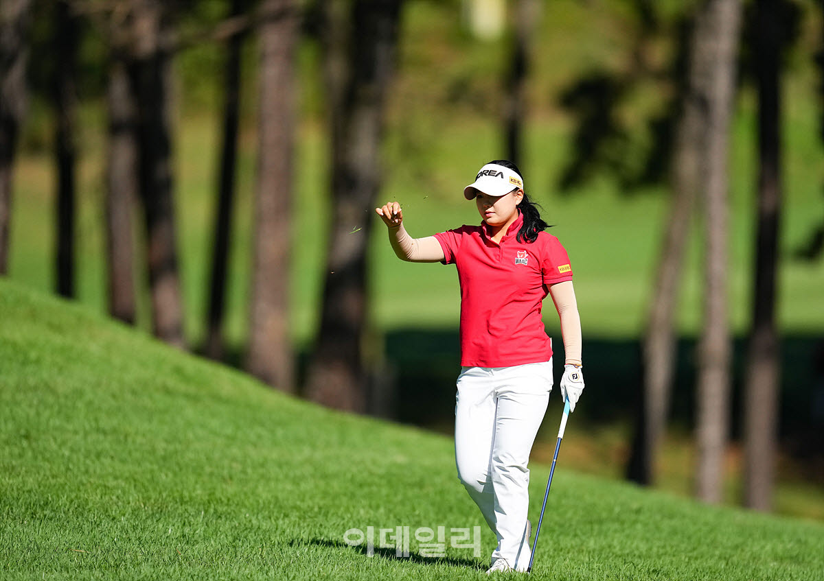 [이데일리 골프IN(유성)=조원범 기자]대전 유성CC에서 열린 '강민구배 제50회 한국여자아마추어골프선수권대회'최종라운드가 열린가운데 국가대표 윤규리가 3번홀에서 경기를 치르고 있다.