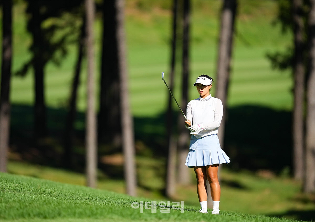 [이데일리 골프IN(유성)=조원범 기자]대전 유성CC에서 열린 '강민구배 제50회 한국여자아마추어골프선수권대회'최종라운드가 열린가운데 아마추어 문아린이 3번홀에서 경기를 치르고 있다.