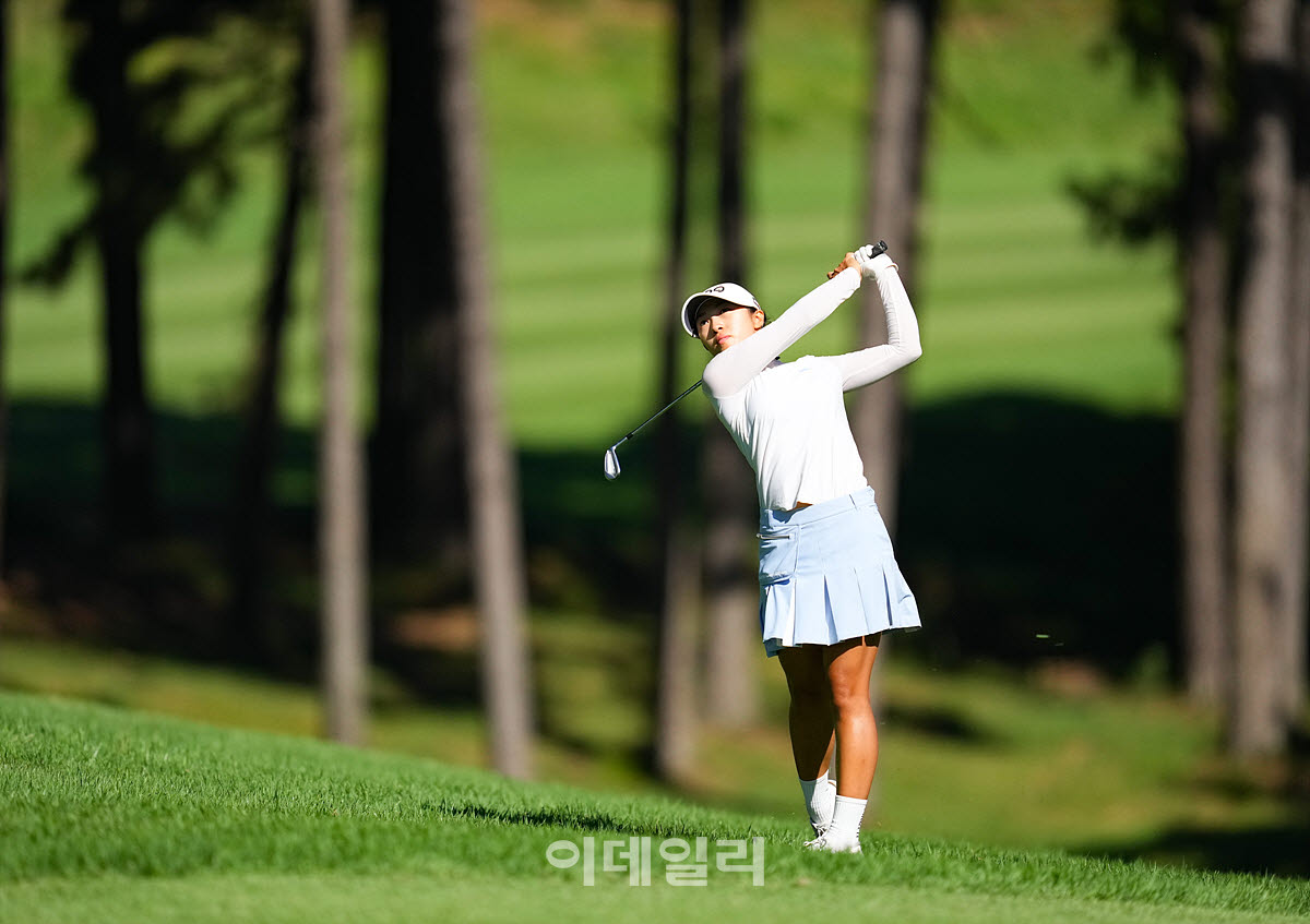 [이데일리 골프IN(유성)=조원범 기자]대전 유성CC에서 열린 '강민구배 제50회 한국여자아마추어골프선수권대회'최종라운드가 열린가운데 아마추어 문아린이 3번홀에서 경기를 치르고 있다.