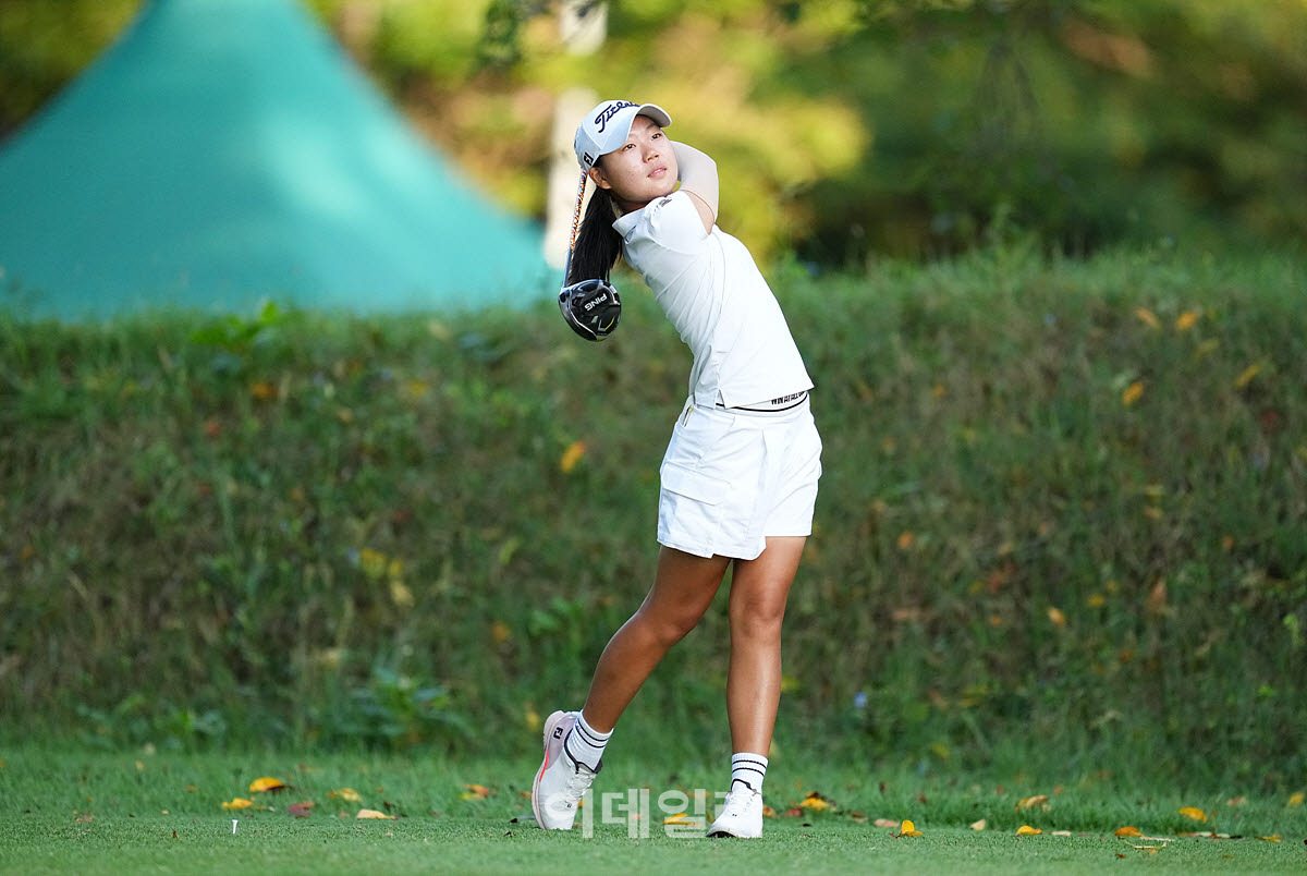 [이데일리 골프IN(유성)=조원범 기자]대전 유성CC에서 열린 '강민구배 제50회 한국여자아마추어골프선수권대회'최종라운드가 열린가운데 아마추어 이규은이 1번홀에서 경기를 치르고 있다.