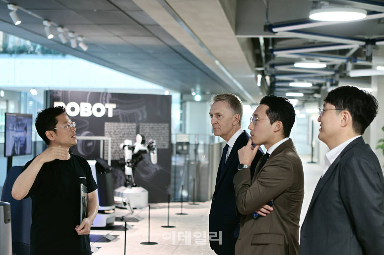 3일 경기도 성남시에 있는 네이버 1784를 방문한 브루스 플랫 브룩필드 코퍼레이션 회장과 박준우 브룩필드코리아 대표가 네이버 제2사옥 ‘1784’를 둘러보고 있다.(사진=네이버)