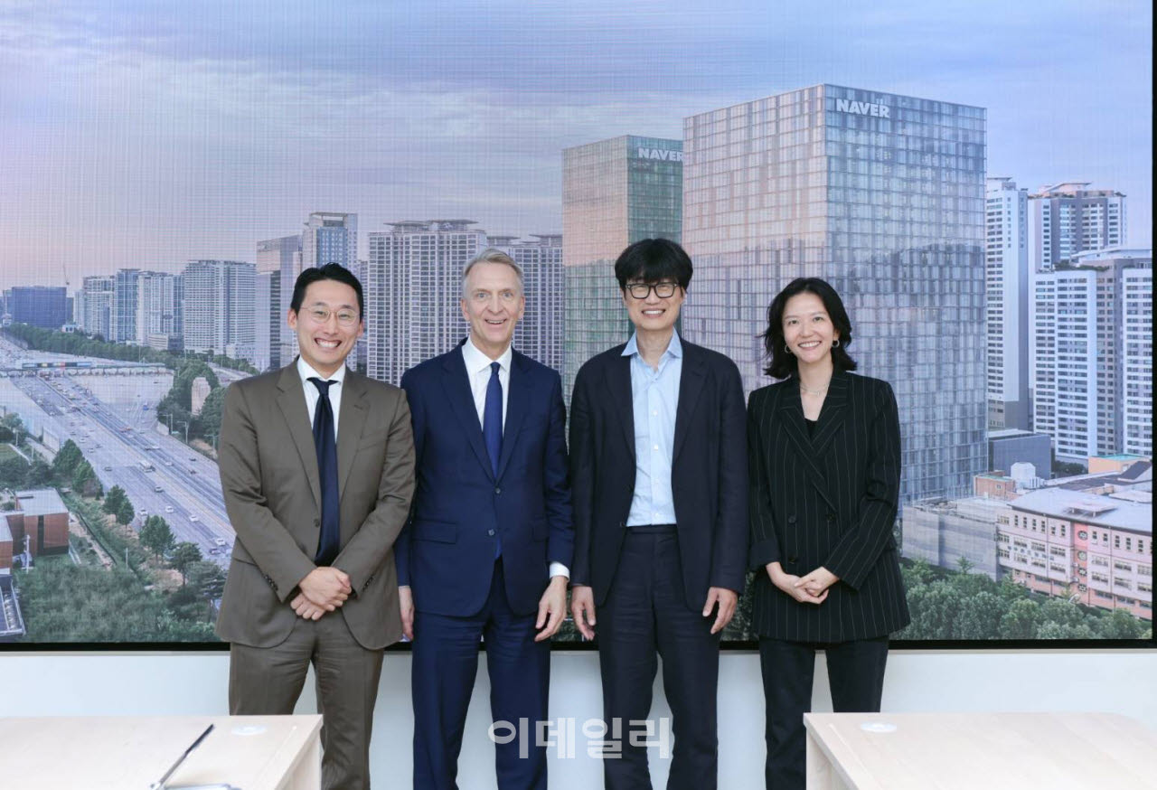3일 경기도 성남시에 있는 네이버 1784를 방문한 브루스 플랫(왼쪽 두번째) 브룩필드 코퍼레이션 회장과 박준우 브룩필드코리아 대표가 이해진 네이버 의장, 최수연 네이버 CEO와 글로벌 AI 팩토리 구축 사업에 대한 후속 논의를 진행했다.(사진=네이버)