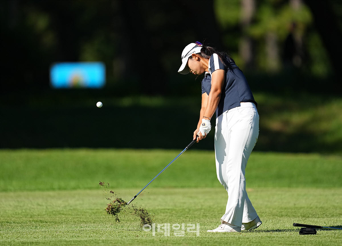 [이데일리 골프IN(유성)=조원범 기자]대전 유성CC에서 열린 '강민구배 제50회 한국여자아마추어골프선수권대회'최종라운드가 열린가운데 아마추어 유채은이 1번홀에서 경기를 치르고 있다.