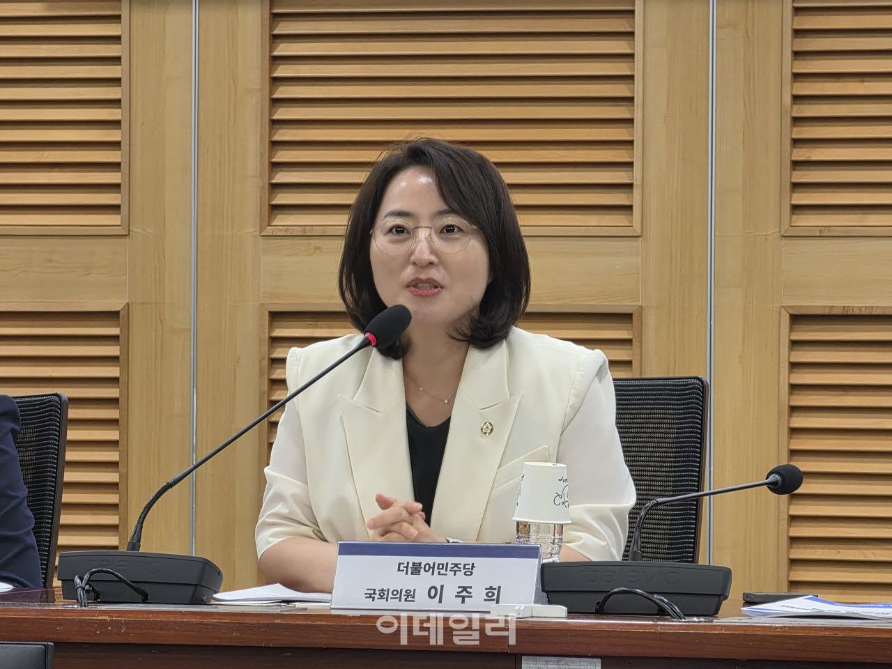 이주희 더불어민주당 의원이 4일 국회에서 열린 '한국형 온라인안전법 입법 방향과 쟁점' 세미나에서 인사말을 하고 있다.(사진=이소현 기자)