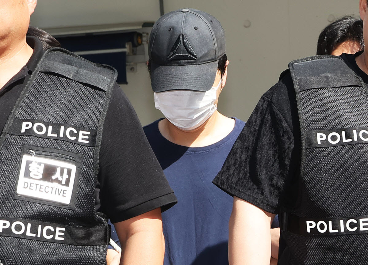 여러 차례 가정폭력을 신고하고 다른 거처로 피신해 있던 아내를 찾아가 살해한 현직 공무원 A씨가 3일 구속 전 피의자 심문(영장실질심사)에 출석하기 위해 경기도 성남시 분당경찰서 유치장에서 나오고 있다. 2026.9.3(사진=연합뉴스)