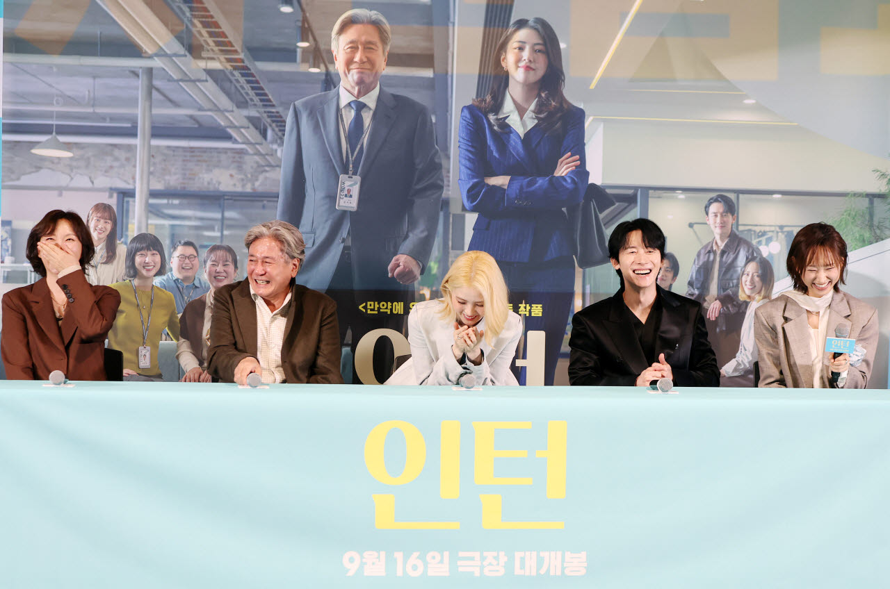 김도영 감독(왼쪽부터), 배우 최민식, 한소희, 김준한, 류혜영이 4일 오후 서울 용산구 CGV 용산아이파크몰에서 영화 ‘인턴' 언론시사회에 참석해 환하게 웃고 있다.(사진=뉴스1)