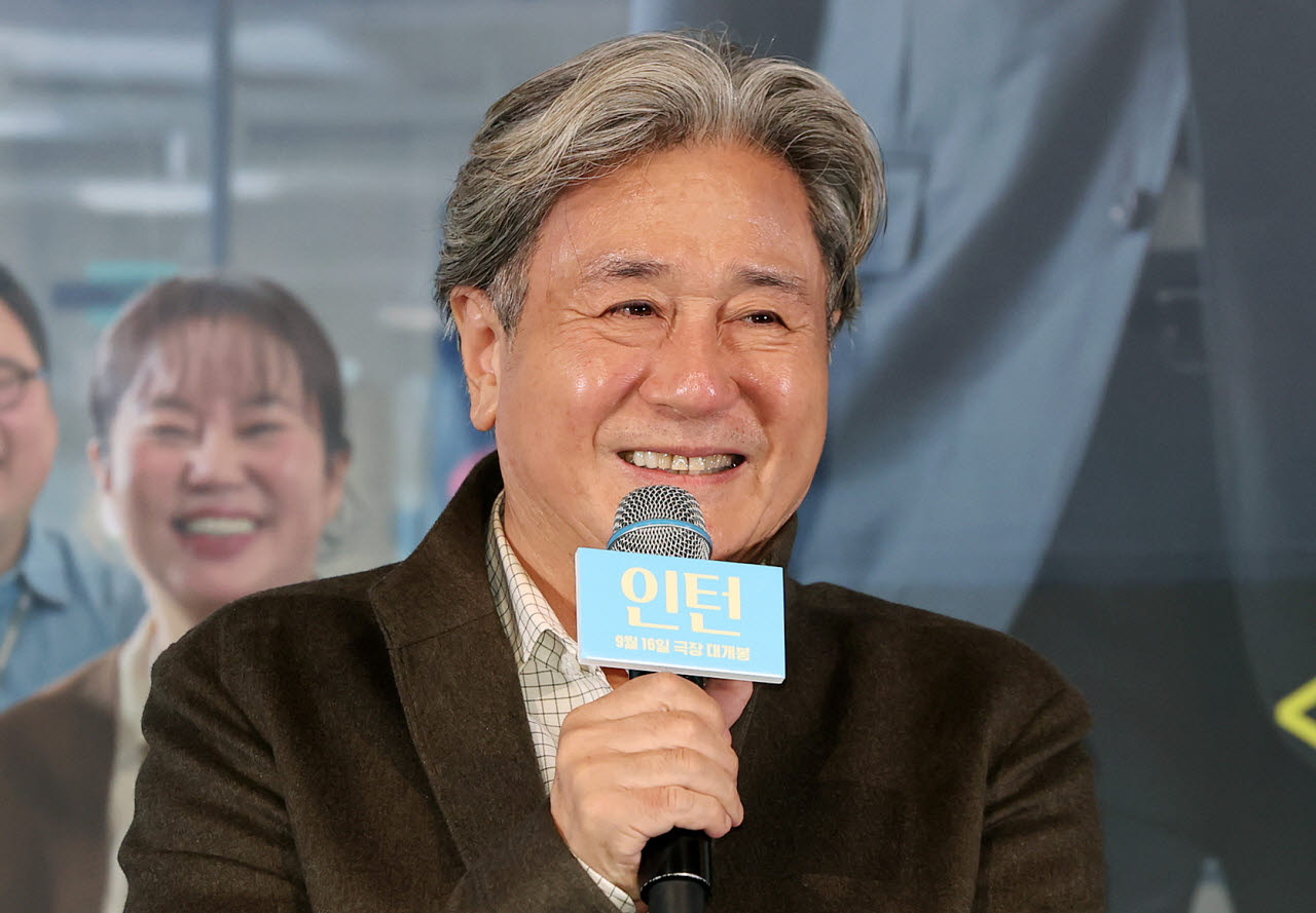 배우 최민식이 4일 오후 서울 용산구 CGV 용산아이파크몰에서 영화 ‘인턴' 언론시사회에 참석해 인사말을 하고 있다.(사진=뉴스1)