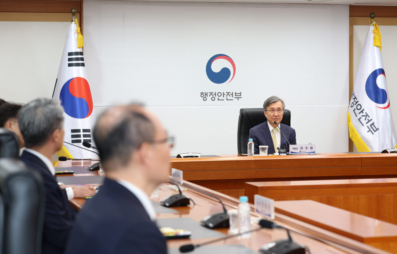 이주원 중대범죄수사청장후보추천위원회 위원장이 4일 오후 서울 종로구 정부서울청사에서 열린‘중대범죄수사청장후보추천위원회 회의’에 참석하고 있다.(사진=행정안전부)