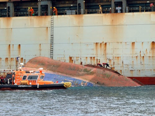 2일 오후 부산 앞바다에서 예인선이 전복돼 1명이 사망하고 선원 6명이 실종돼 당국이 구조 중이다. 8명이 탄 예인선이 상선을 예인하다 오륙도 앞바다에서 전복돼 현재 1명이 사망하고 1명이 구조된 상태다. (사진=연합뉴스)