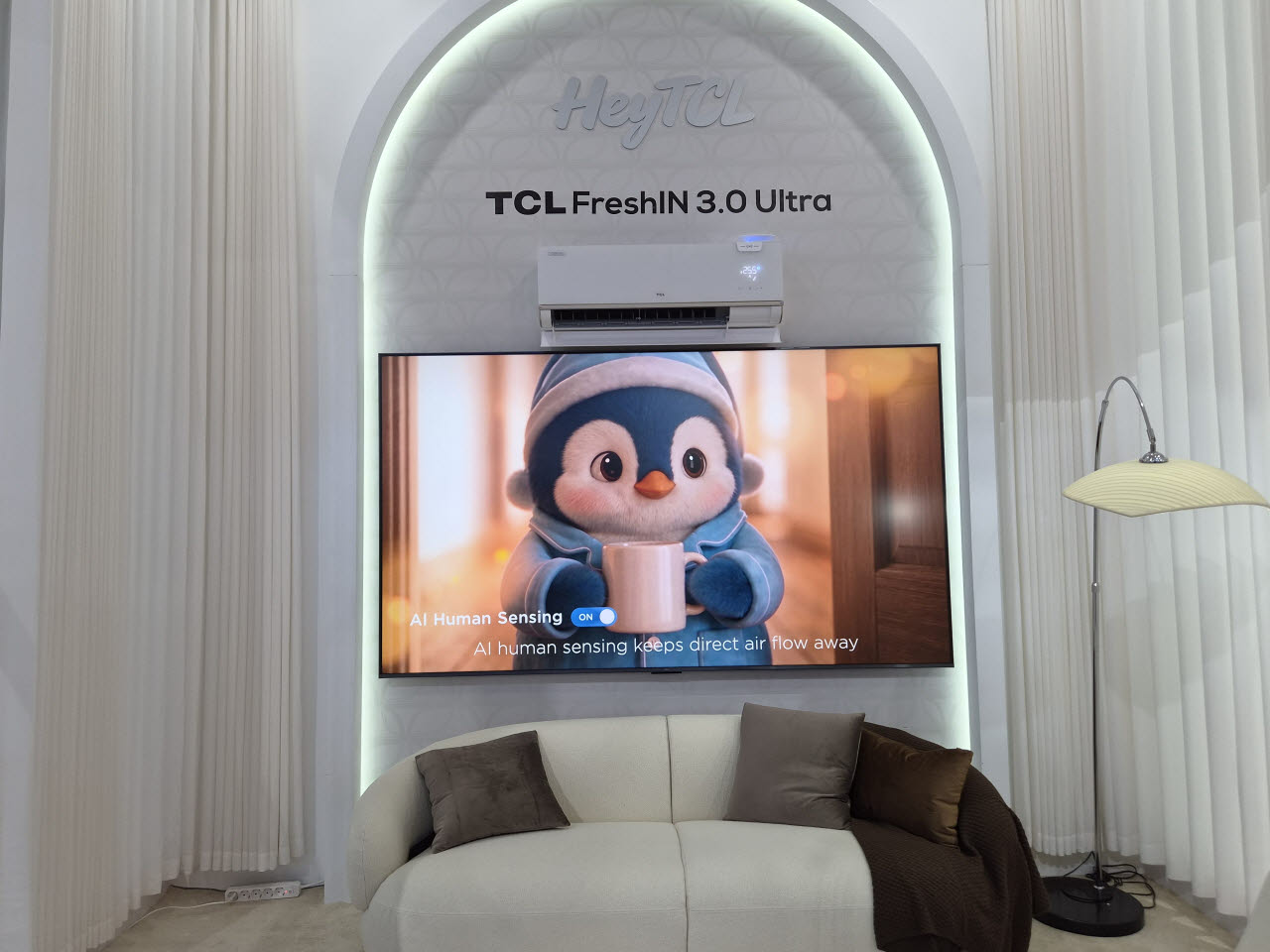 4일(현지시간) 독일 베를린 ‘IFA 2026’의 TCL 전시관에 AI로 수면 환경을 관리하는 ‘프레시인 3.0 울트라’ 에어컨이 전시돼 있다. (사진=송재민 기자)