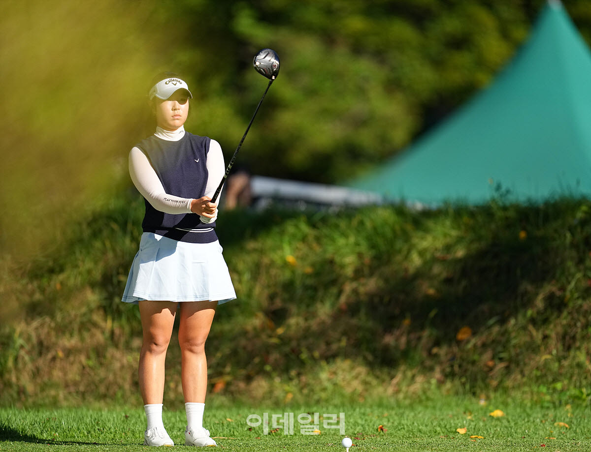 [이데일리 골프IN(유성)=조원범 기자]4일 대전 유성구에 위치한 유성CC에서 '강민구배 제50회 한국여자아마추어골프선수권대회'최종라운드가 열린 가운데 아마추어 신해인이 1번홀에서 경기를 치르고 있다.