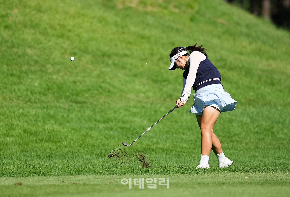 [이데일리 골프IN(유성)=조원범 기자]4일 대전 유성구에 위치한 유성CC에서 '강민구배 제50회 한국여자아마추어골프선수권대회'최종라운드가 열린 가운데 아마추어 신해인이 3번홀에서 경기를 치르고 있다.