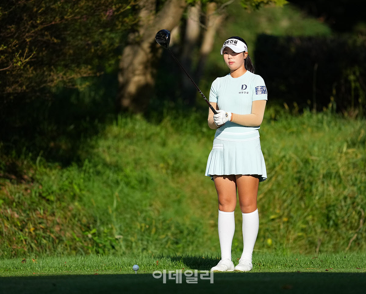 [이데일리 골프IN(유성)=조원범 기자]4일 대전 유성구에 위치한 유성CC에서 '강민구배 제50회 한국여자아마추어골프선수권대회'최종라운드가 열린 가운데 아마추어 양아연이 1번홀에서 경기를 치르고 있다.