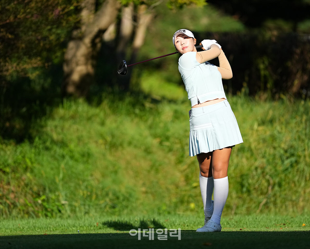 [이데일리 골프IN(유성)=조원범 기자]4일 대전 유성구에 위치한 유성CC에서 '강민구배 제50회 한국여자아마추어골프선수권대회'최종라운드가 열린 가운데 아마추어 양아연이 1번홀에서 경기를 치르고 있다.