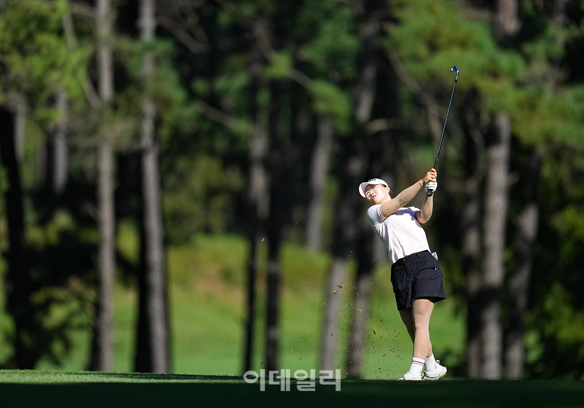 [이데일리 골프IN(유성)=조원범 기자]4일 대전 유성구에 위치한 유성CC에서 '강민구배 제50회 한국여자아마추어골프선수권대회'최종라운드가 열린 가운데 아마추어 이다연이 3번홀에서 경기를 치르고 있다.