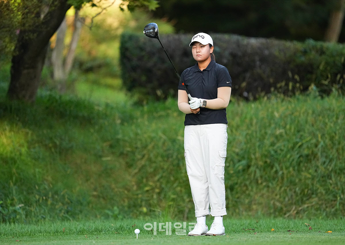 [이데일리 골프IN(유성)=조원범 기자]4일 대전 유성구에 위치한 유성CC에서 '강민구배 제50회 한국여자아마추어골프선수권대회'최종라운드가 열린 가운데 아마추어 정채은이 1번홀에서 경기를 치르고 있다.