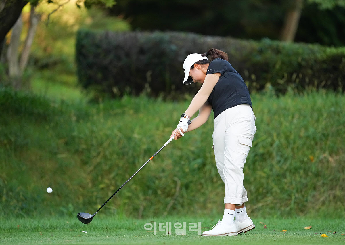 [이데일리 골프IN(유성)=조원범 기자]4일 대전 유성구에 위치한 유성CC에서 '강민구배 제50회 한국여자아마추어골프선수권대회'최종라운드가 열린 가운데 아마추어 정채은이 1번홀에서 경기를 치르고 있다.