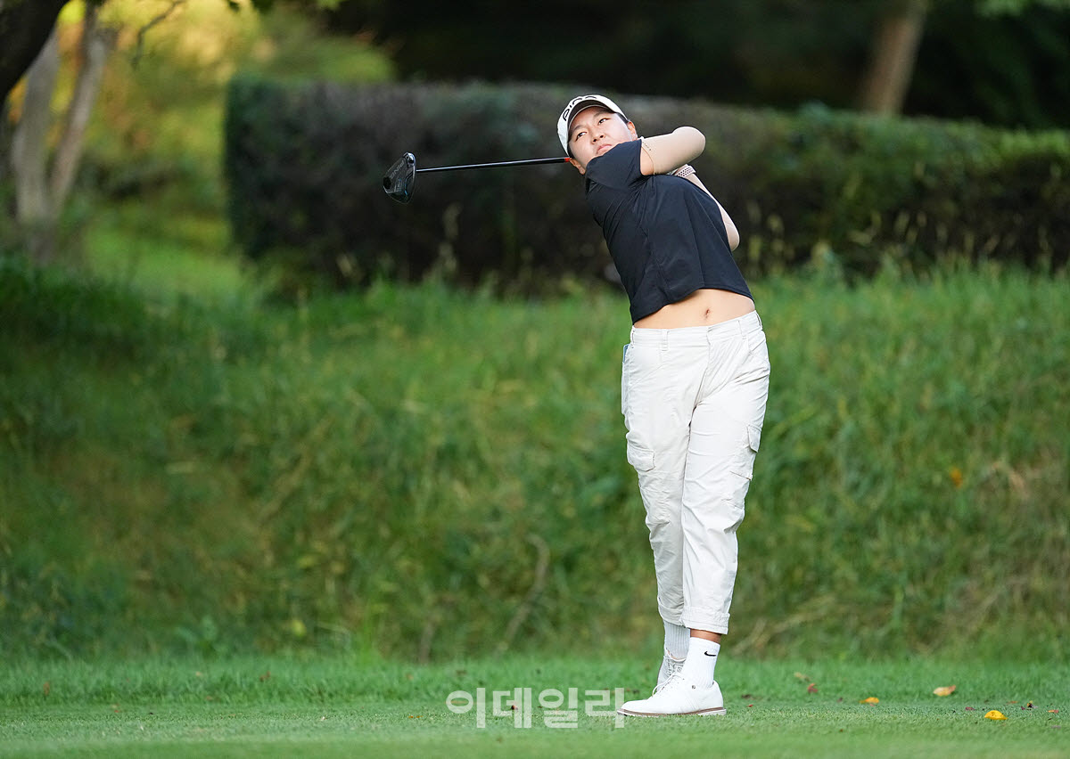 [이데일리 골프IN(유성)=조원범 기자]4일 대전 유성구에 위치한 유성CC에서 '강민구배 제50회 한국여자아마추어골프선수권대회'최종라운드가 열린 가운데 아마추어 정채은이 1번홀에서 경기를 치르고 있다.