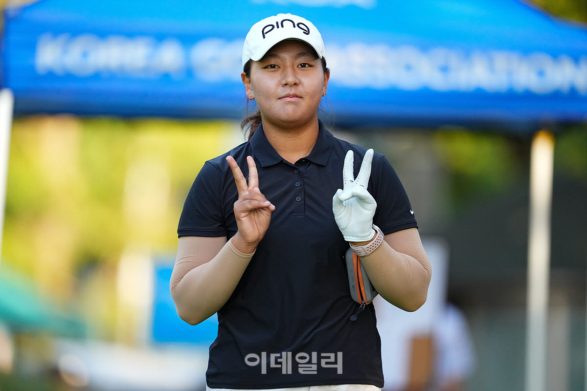 [이데일리 골프IN(유성)=조원범 기자]4일 대전 유성구에 위치한 유성CC에서 '강민구배 제50회 한국여자아마추어골프선수권대회'최종라운드가 열린 가운데 아마추어 정채은이 1번홀에서 경기를 치르고 있다.