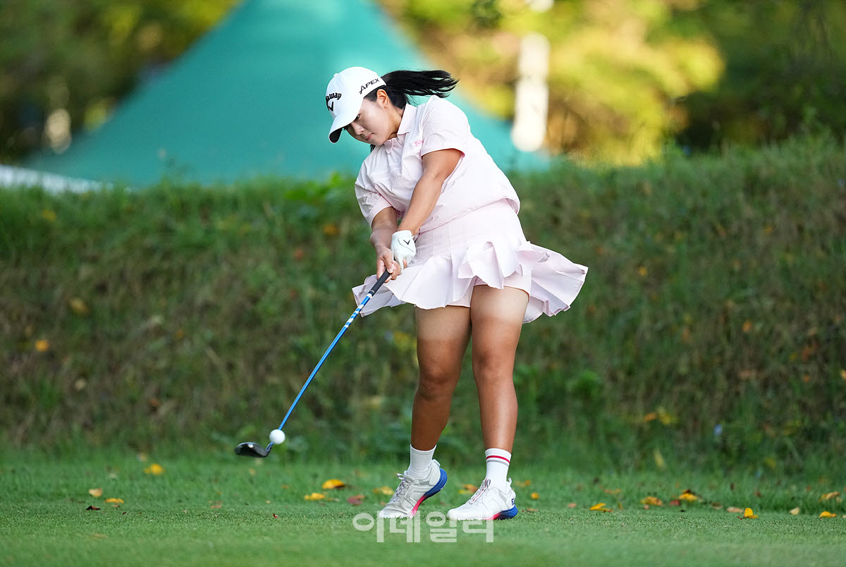 [이데일리 골프IN(유성)=조원범 기자]4일 대전 유성구에 위치한 유성CC에서 '강민구배 제50회 한국여자아마추어골프선수권대회'최종라운드가 열린 가운데 아마추어 변지율이 1번홀에서 경기를 치르고 있다.