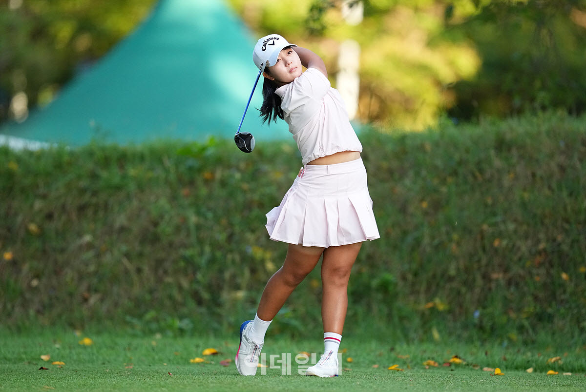 [이데일리 골프IN(유성)=조원범 기자]4일 대전 유성구에 위치한 유성CC에서 '강민구배 제50회 한국여자아마추어골프선수권대회'최종라운드가 열린 가운데 아마추어 변지율이 1번홀에서 경기를 치르고 있다.