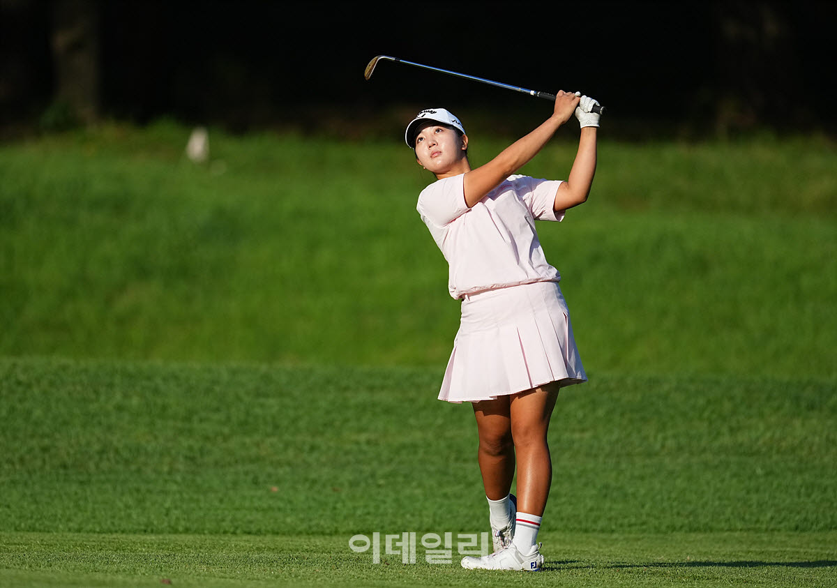 [이데일리 골프IN(유성)=조원범 기자]4일 대전 유성구에 위치한 유성CC에서 '강민구배 제50회 한국여자아마추어골프선수권대회'최종라운드가 열린 가운데 아마추어 변지율이 1번홀에서 경기를 치르고 있다.