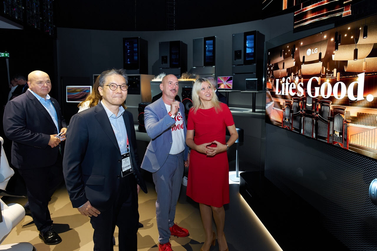 현지시각 4일 라이프 린트너(Leif Lindner, 왼쪽에서 첫 번째) IFA CEO와 베를린시 관계자들이 ‘IFA 2026’에 마련된 LG전자 전시관을 찾아 ‘LG AI 오케스트라’ 어트랙터를 둘러보고 있다. (사진=LG전자)