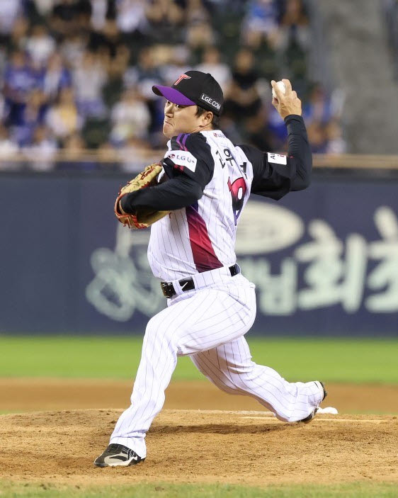 미국프로야구 메이저리그(MLB)에서 3년 만에 LG 트윈스로 복귀한 고우석이 4일 서울 잠실구장에서 열린 2026 신한SOL KBO리그 정규시즌 삼성과 홈 경기 9회 역투하고 있다. 사진=LG트윈스