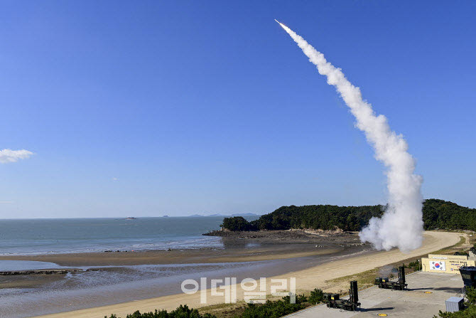 공군의 유도탄 요격 실사격 훈련에서 천궁-Ⅱ 지대공유도탄이 가상의 표적을 향해 발사되고 있다. (사진=합참)