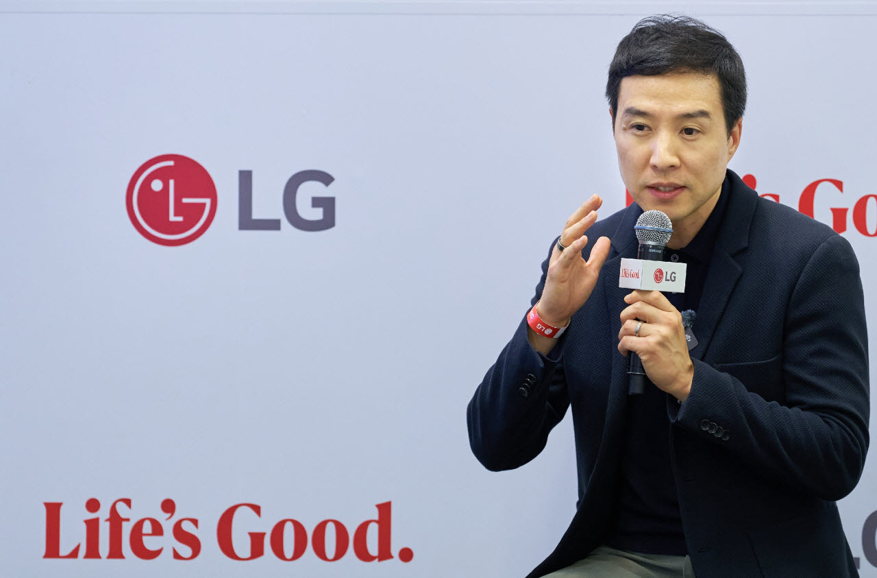노범준 LG전자 HS AI홈솔루션사업개발담당 상무가 4일(현지시간) 독일 베를린에서 열린 ‘IFA 2026’ 테크브리핑에서 AI홈 에이전트 ‘씽큐 클로’를 소개하고 있다. (사진=LG전자)