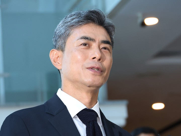 강신철 국방부 장관 후보자가 3일 청문회 준비 사무실이 차려진 서울 용산구 국방컨벤션으로 들어서며 취재진의 질문에 답하고 있다.(사진=연합뉴스)