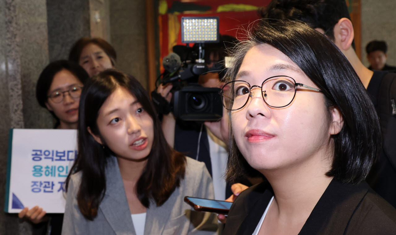 용혜인 성평등가족부 장관 후보자가 3일 오전 서울 서대문구 한국청소년활동진흥원에 마련된 인사청문회 준비사무실로 출근하며 미래당 관계자들에게 사퇴 요구를 받고 있다.(사진=뉴스1)