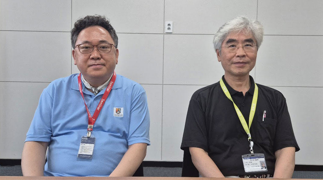 김선웅 한국학술단체총연합회 연구윤리위원장 겸 광운대학교 명예교수(사진 오른쪽)와 정채관 인천대학교 영문과 교수(사진 왼쪽)
