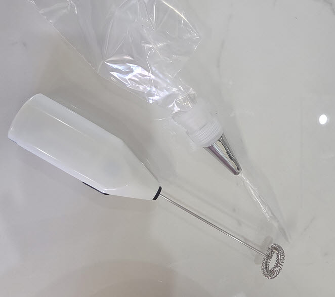 롯데마트에서 구매한 3990원 미니 전동 거품기. 한 손에 쥐고도 남을 정도의 작고 가벼운 크기.(사진=박지애 기자)